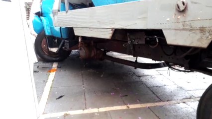 Caminhão bate contra portão de residência no Cancelli