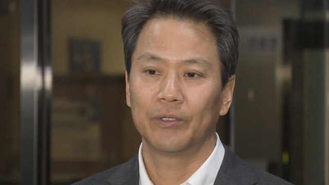 임종석 11시간 검찰 조사 마치고 귀가... 선거 개입 사실 없다 혐의 부인 / YTN