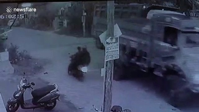 Driver scrambles to escape as stalled truck flips over on Indian roadside