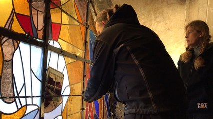 Pose du nouveau vitrail de la cathédrale