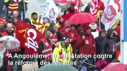Retraites : manifestation à Angoulême en marge d'une visite d'Emmanuel Macron