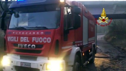 Download Video: Teora (AV) - In fiamme rotoballe di fieno sotto cavalcavia Statale 691 (30.01.20)