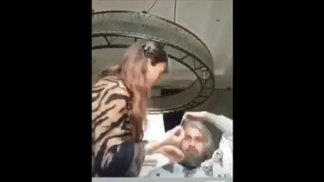 Football - Daniele De Rossi si traveste per vedere il derby in Curva Sud