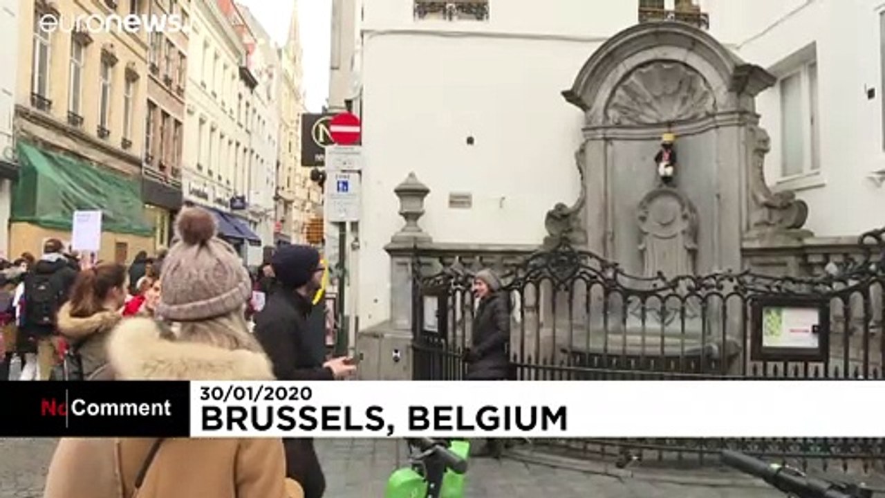 Manneken Pis: Brussels landmark dressed in Union Jack waistcoat ahead of Brexit