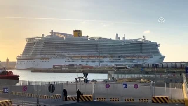 Koronavirüs şüphesiyle karantinaya alınan gemide 27 Türk yolcu bulunuyor