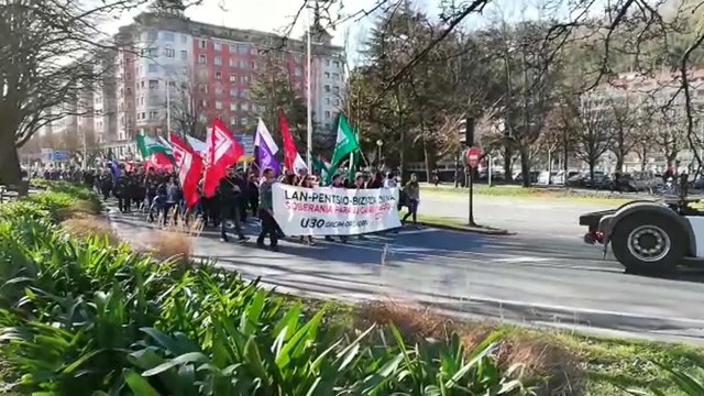 Miles de personas se manifiestan en San Sebastián por trabajo y pensiones dignas
