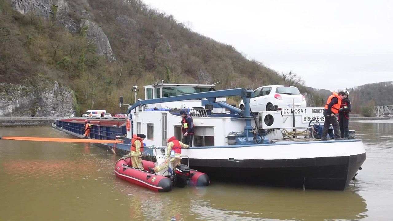 Péniche en difficulté sur la meuse à Anseremme ( Dinant )