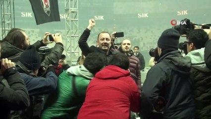 Sergen Yalçın, 20 bin taraftarın önünde imzayı attı