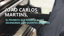 Joao Carlos Martins renace como pianista a sus casi 80 años gracias a guantes biónicos