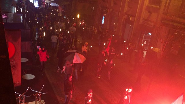 Lorient. Une centaine de flambeaux à la manif du soir