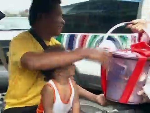 Housemates, sinorpresa ng regalo ang mga tao na kanilang nadaanan
