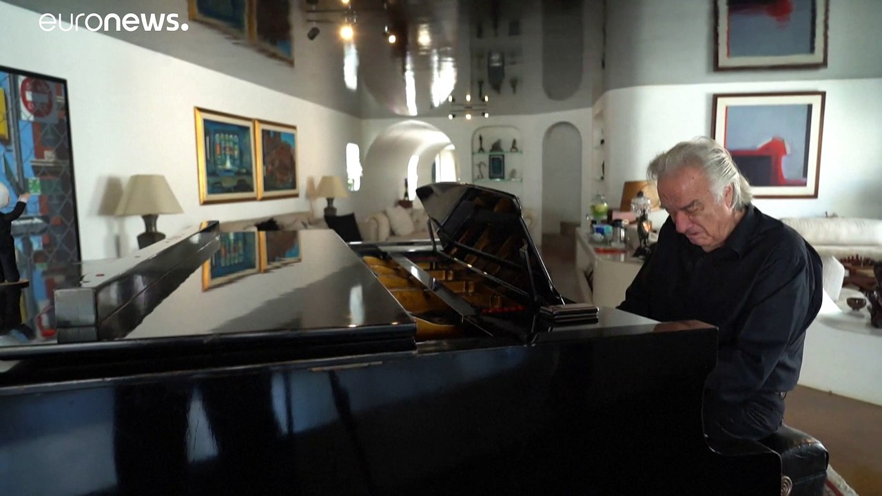 Luvas biónicas devolvem paixão pelo piano a maestro brasileiro