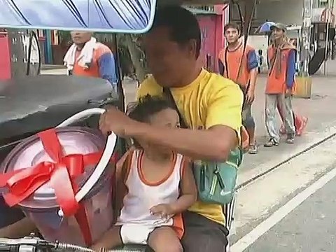 Housemates, pinasaya ang mga pulis sa kanilang dala na noche buena