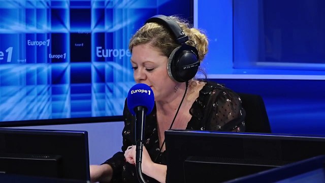 Photo de Macron tenant un t-shirt anti-LBD : Le festival de la BD est le lieu de l'impertinence , commente Sylvain Maillard