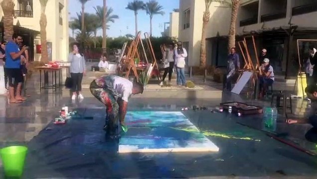 120 فنانا من 40 دولة يواصلون الإبداع فى صالون مصر الدولى بالغردقة