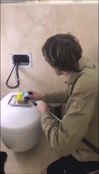 Il découvre un serpent de 4m caché dans la salle de bain