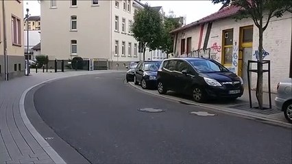 Download Video: Un motard passe à toute vitesse en pleine ville... Enfin presque