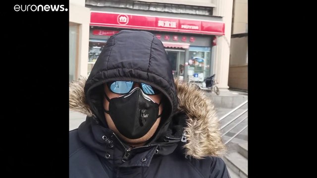 Von Kopf bis Fuß bedeckt und besorgt - Video aus Wuhan