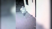 Câmera mostra ladrão invadindo casa e furtando bicicleta no Bairro Neva