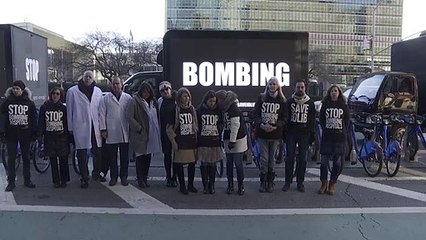 Cineasta siria protesta frente a la ONU contra bombardeo de hospitales