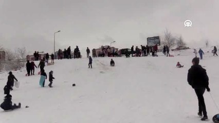 Aileler, karla kaplanan parkın eğimli arazisinde kaydı