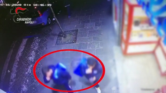 Napoli - Accoltellano 16enne e aggrediscono poliziotti, presa baby gang (01.02.20)