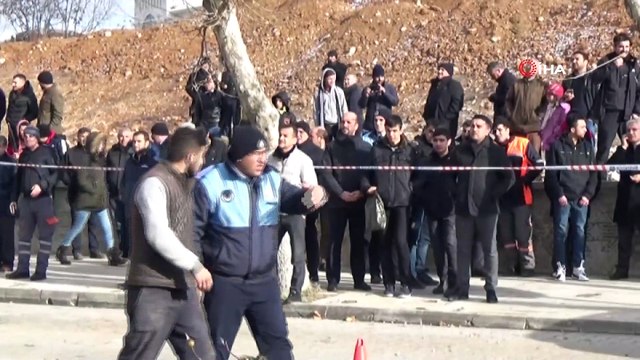 Malatya’da hasarlı binalar yıkılıyor