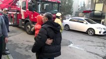 Kartal'da bir evde yangın; mahsur kalan kişiyi arkadaşları kurtardı