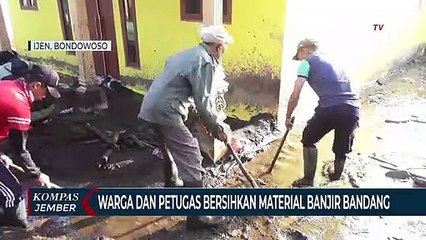 Warga Dan Petugas Bersihkan Material Banjir Bandang