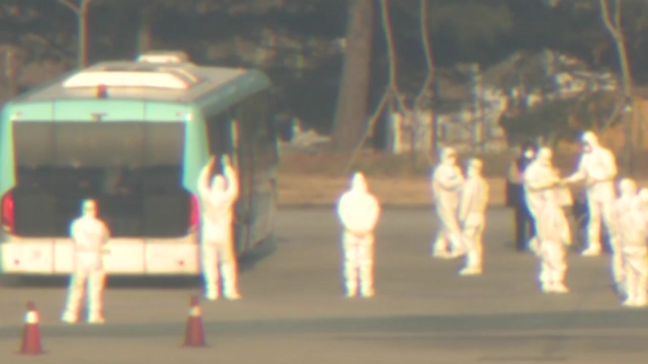 [뉴스앤이슈] ‘우한 교민' 국내 도착...우한 교민 응원운동도 / YTN