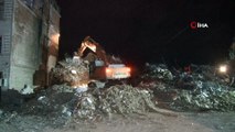 Elazığ’da ağır hasarlı binaların  yıkımı  geceleri de devam ediyor