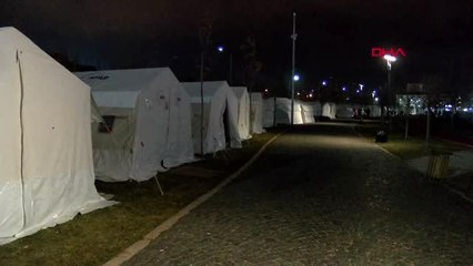 Soğuk kış gecelerini çadırlarda, spor salonlarında ve vagonlarda geçiriyorlar - 1