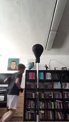 S’entraîner au kick boxing dans le salon  mauvaise idée