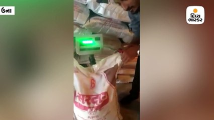 ધોકડવાના કેન્દ્રમાંથી ખરીદેલી ખાતરની થેલીમાંથી લોટ-લોખંડનાં ટુકડા નીકળ્યાં, ખેડૂતે વીડિયો વાઇરલ કર્યો