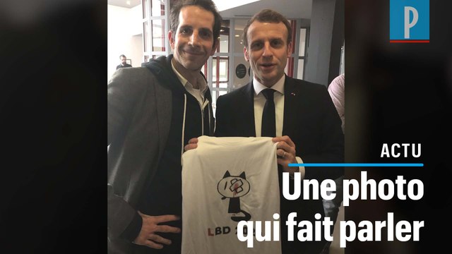 Macron pose avec un tee-shirt «LBD 2020» et assume son geste