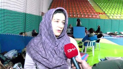 Soğuk kış gecelerini çadırlarda, spor salonlarında ve vagonlarda geçiriyorlar - 2