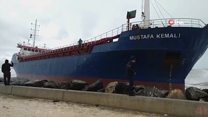 Hatay'da kargo gemisi karaya oturdu