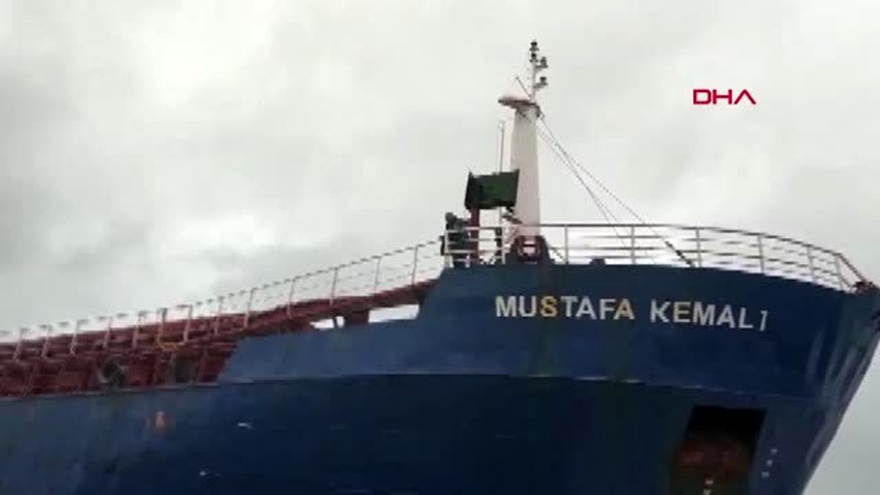 Hatay fırtınada sürüklenen kargo gemisi karaya...