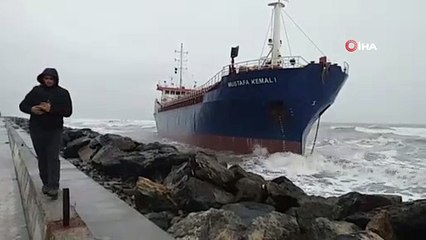 Hatay'da kargo gemisi karaya oturdu