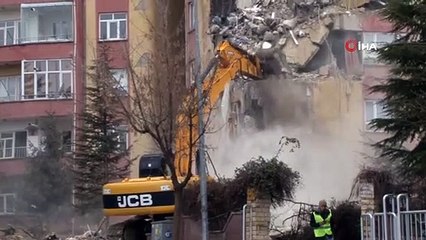 Depremde hasar gören 3 bloklu sitenin yıkımına başlandı