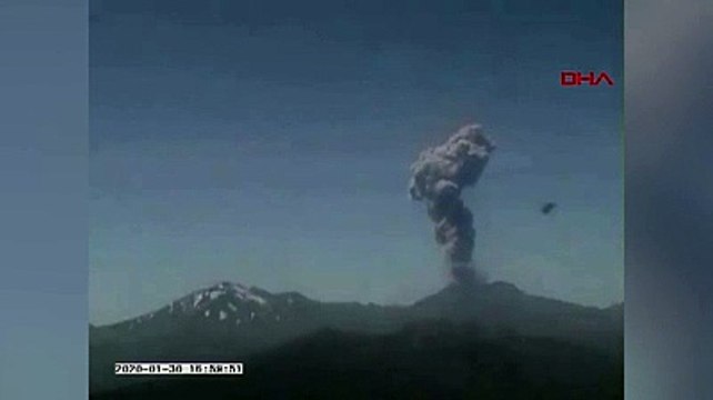 Şili'de yanardağda patlama; dumanlar 3 kilometre yükseğe çıktı