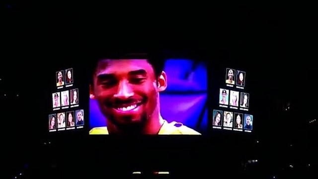 Regardez le vibrant hommage rendu au basketteur Kobe Bryant, mort dimanche dans un crash d’hélicoptère, au Staples Center de Los Angeles - VIDEO