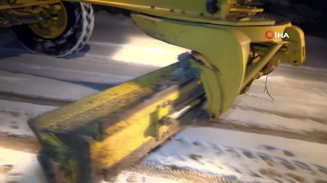 Denizli'de kar yağışından dolayı ekipler sabaha kadar mücadele etti