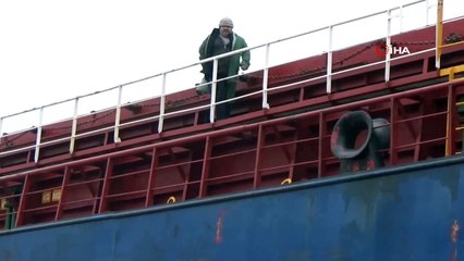 Hatay'da kargo gemisi karaya oturdu