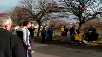 Freni boşalan miniibüsten teker teker atlayarak kurtuldular