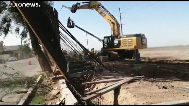 شاهد: جدار ترامب الحدودي بين الولايات المتحدة والمكسيك تسقطه رياح عاتية