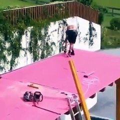 Cet homme suit le rythme de l'orchestre pour éviter de déranger