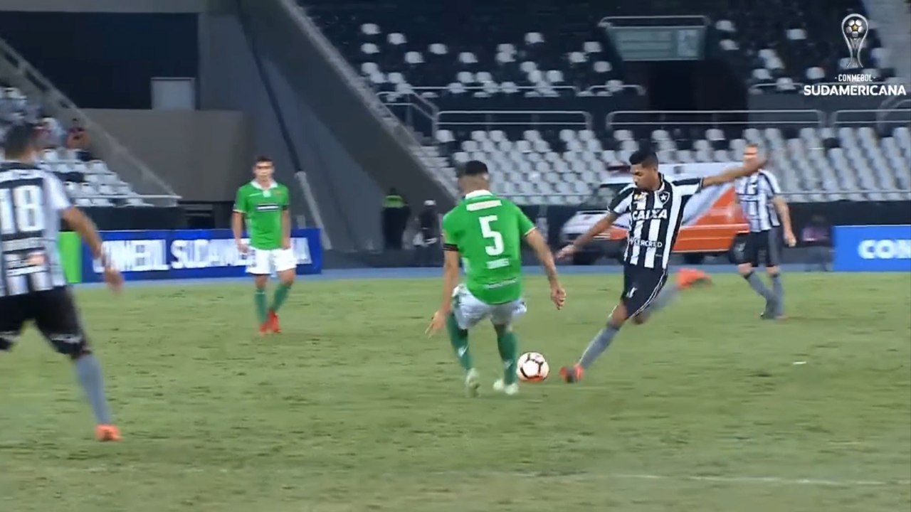 La très lourde frappe de Matheus Fernandes