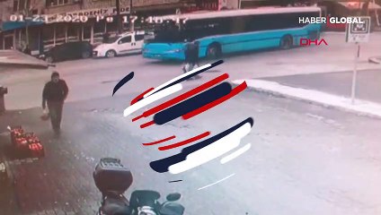 Otobüsün kadına çarpma anları saniye saniye kamerada