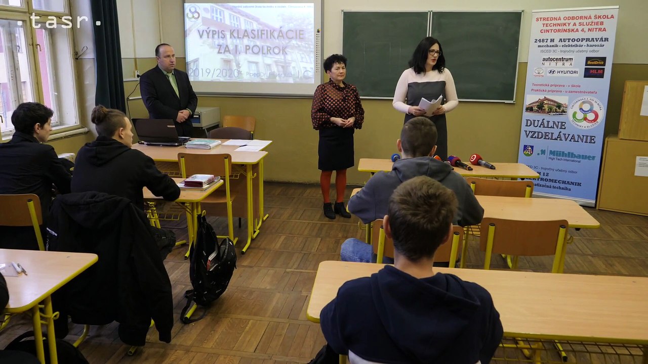 M. Lubyová odovzdala vysvedčenia